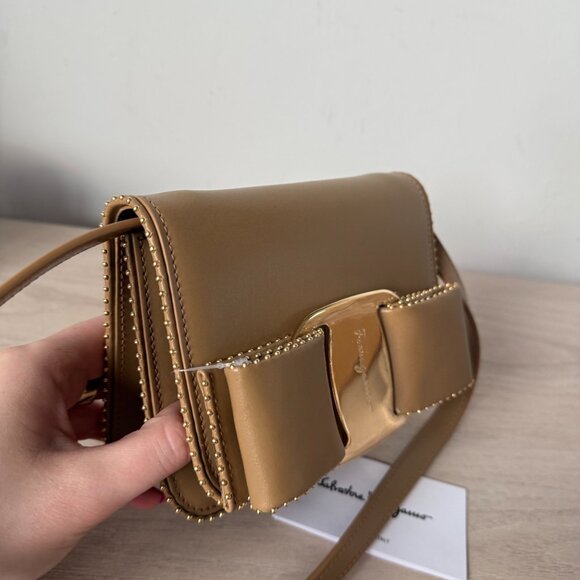 NWT Ferragamo Vara Bow Crossbody Bag Fold-over Flap Gold-tone Hardware - Picture 4 of 9